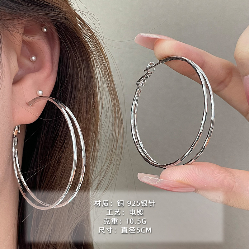 2025 nuevo estilo verano de moda anillo plateado círculo negro círculo fino temperamento europeo y americano aretes dorados de todo fósforo