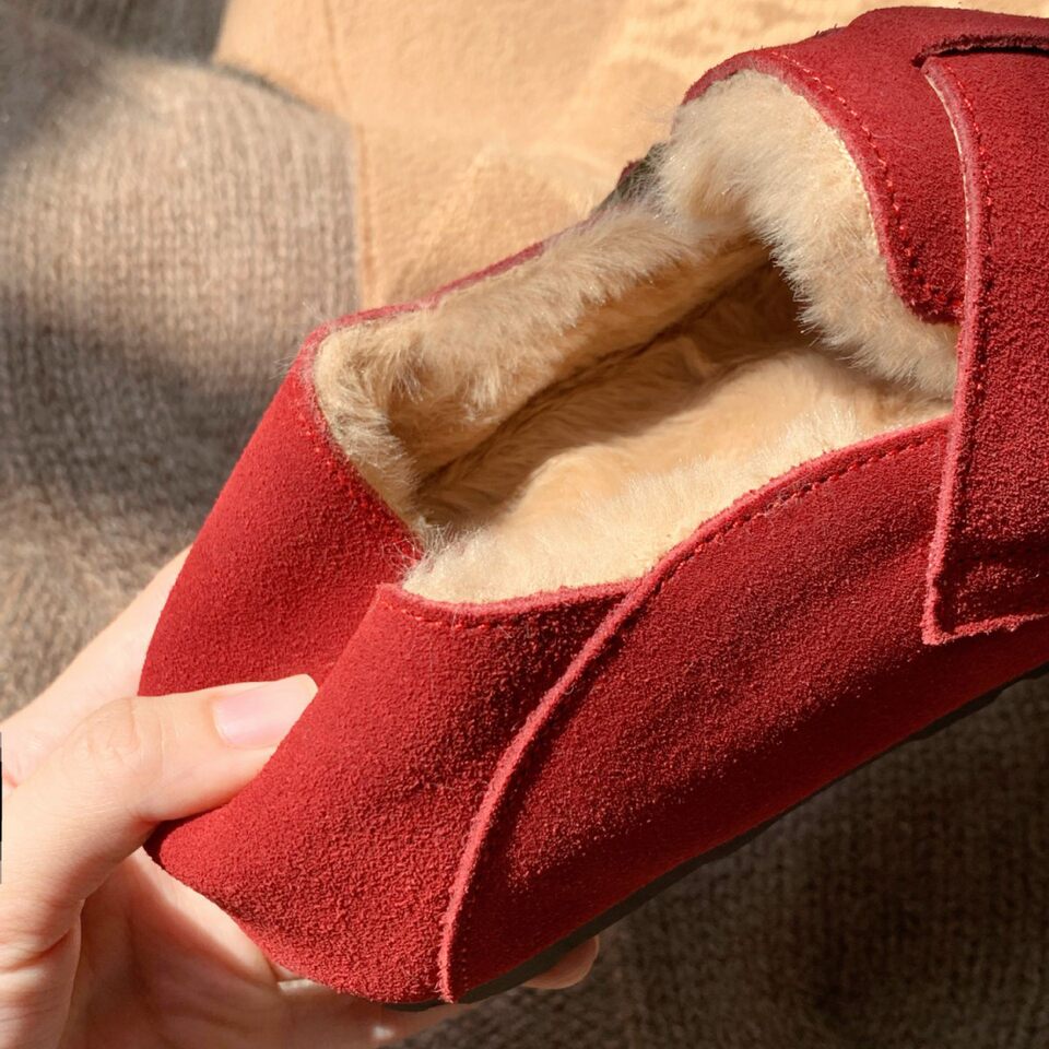 Giày lười nữ da thật lót lông cừu đế dày, giày slip-on cổ thấp giữ ấm mùa đông — Hàng sẵn sàng nhung đỏ, Khaki cộng với nhung sẵn có, Màu nâu cộng với nhung sẵn có, Nhung nâu có sẵn