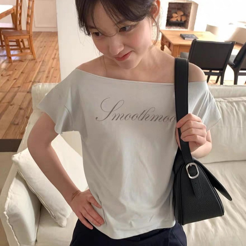 Shiyi·XH Korean-style Lee Jin-hwa same style off-shoulder letter T-shirt, Dongdaemun summer new slim-fit short-sleeve top Shiyi·XH Korean-style Lee Jin-hwa same style off-shoulder letter T-shirt, Dongdaemun summer new slim-fit short-sleeve top