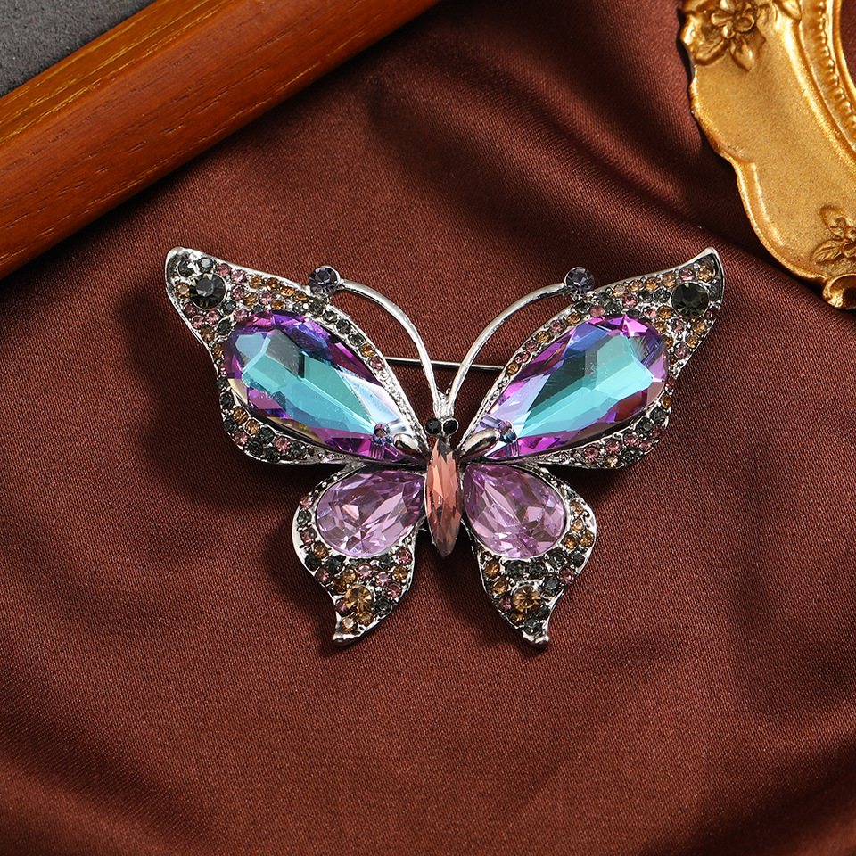 Broche Mariposa Aurora con Cristales — Accesorio para Blazer o Abrigo
