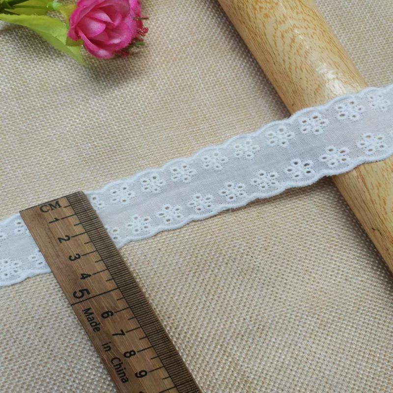 ダブルロックの綿の布のレースの補助材料は透かし彫りの刺繍のレースのファッション的な流行のスカートの服のウェディングドレスの補助材料です。