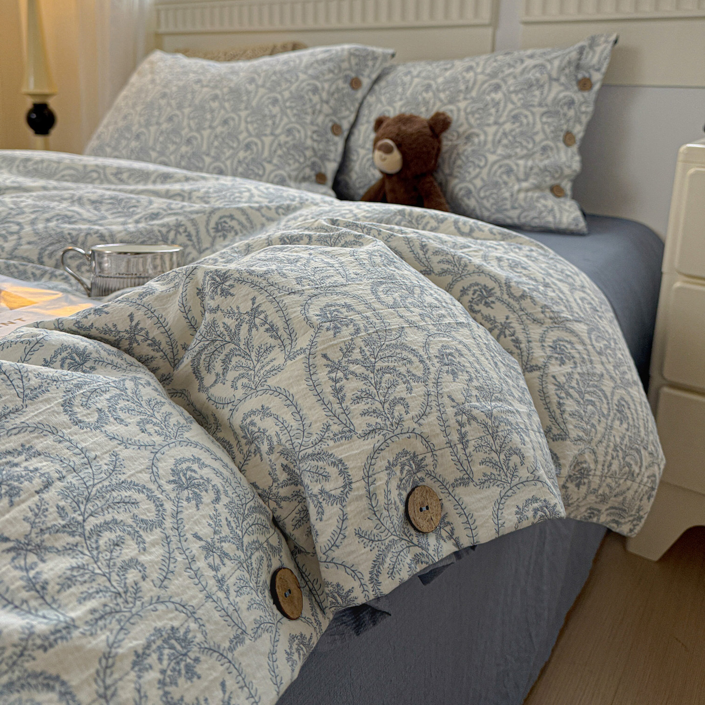 Classe A algodón bruto lino de cuatro piezas retrógrado botones de flores sábanas de algodón cubierta de cama de tres piezas conjunto de ropa de cama