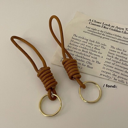 Creative vintage cowhide rope keychain, simple handmade braided key strap, fresh and versatile key ring.