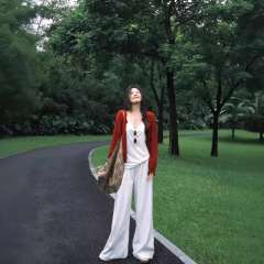赤いニットのカーディガンは早く秋の婦人服の新型の2024外に短いセーターのコートの長袖の上着の底のシャツを掛けます。