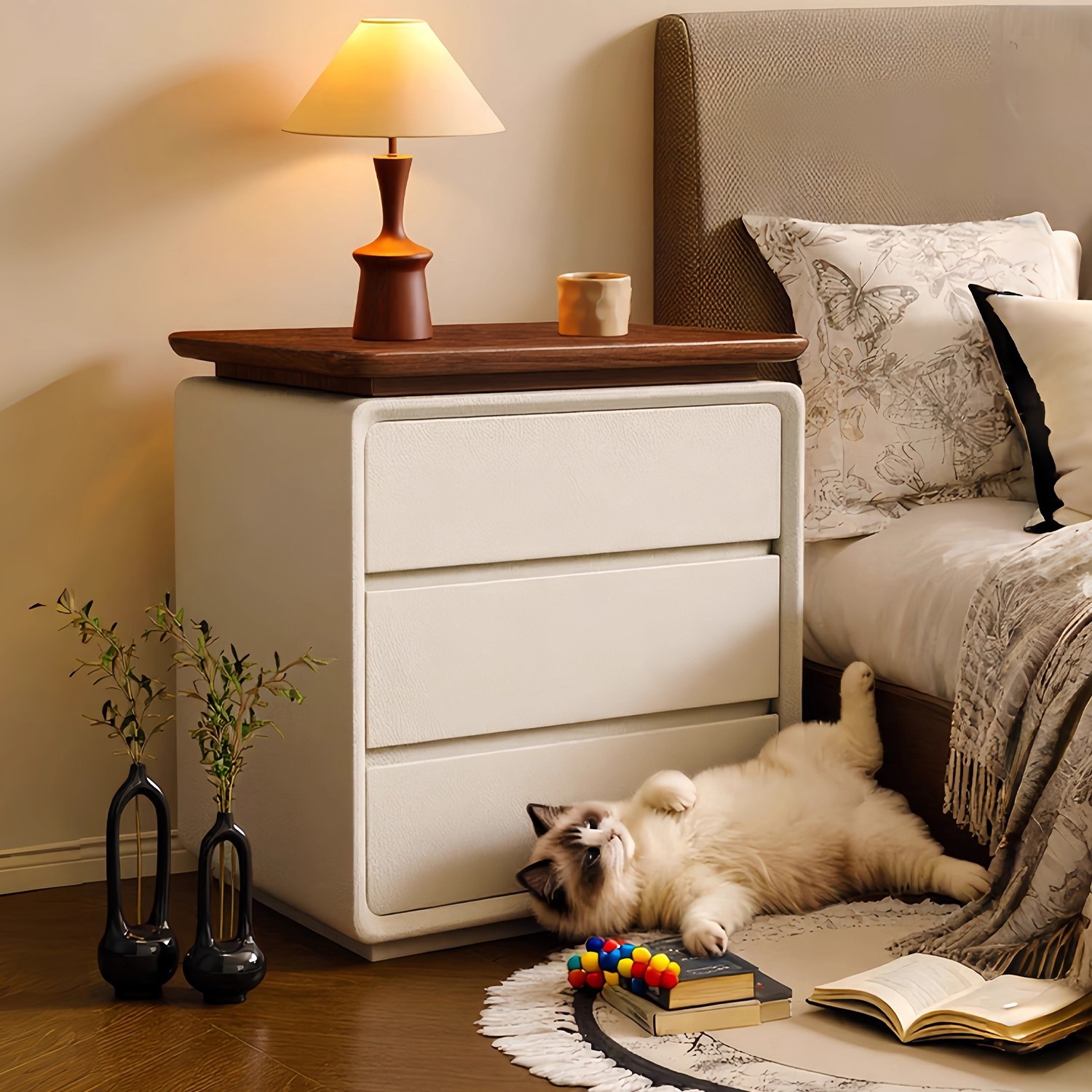 Mesa de cama de madera maciza dormitorio doméstico 2025 nuevo pequeño estilo de viento de crema medieval moderno y simple gabinete de almacenamiento junto a la cama