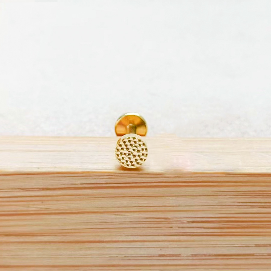 Clou d'oreille/de cartilage en alliage de titane F136, orné d'une fleur en zircon gravée, pour piercing lèvre ou oreille (filetage 0,9 mm). Vente en gros._voghion.com