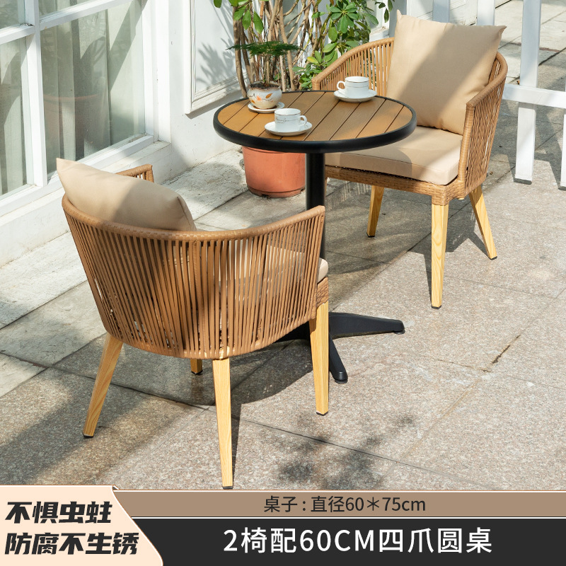 2 sillas con mesa redonda de cuatro garras de 60cm