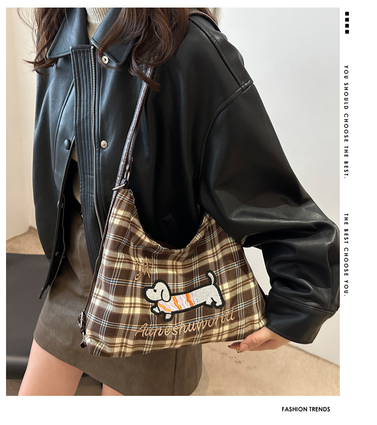 A new 2024 trendy and stylish backpack for women, featuring a cartoon checkered single-shoulder crossbody bag and a tote bag details Picture