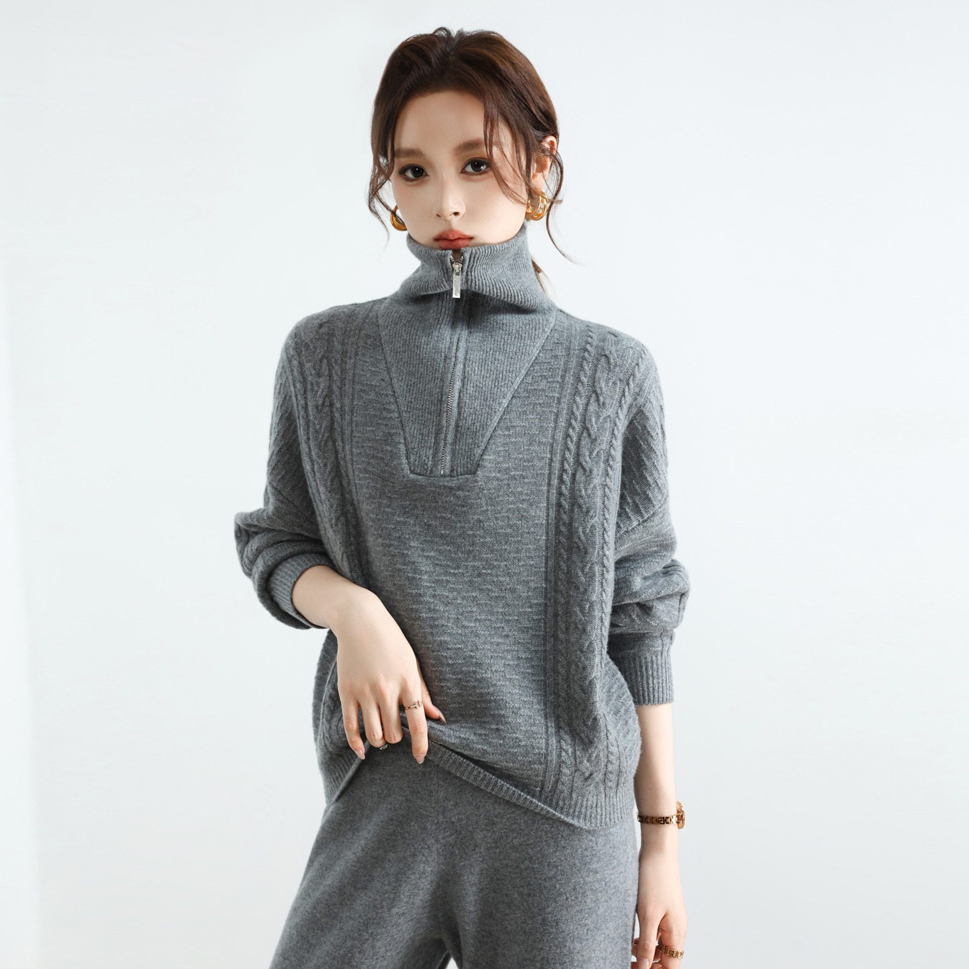 2025年秋冬新款纯羊毛宽松加厚翻领半拉链绞花软糯休闲套头打底衫