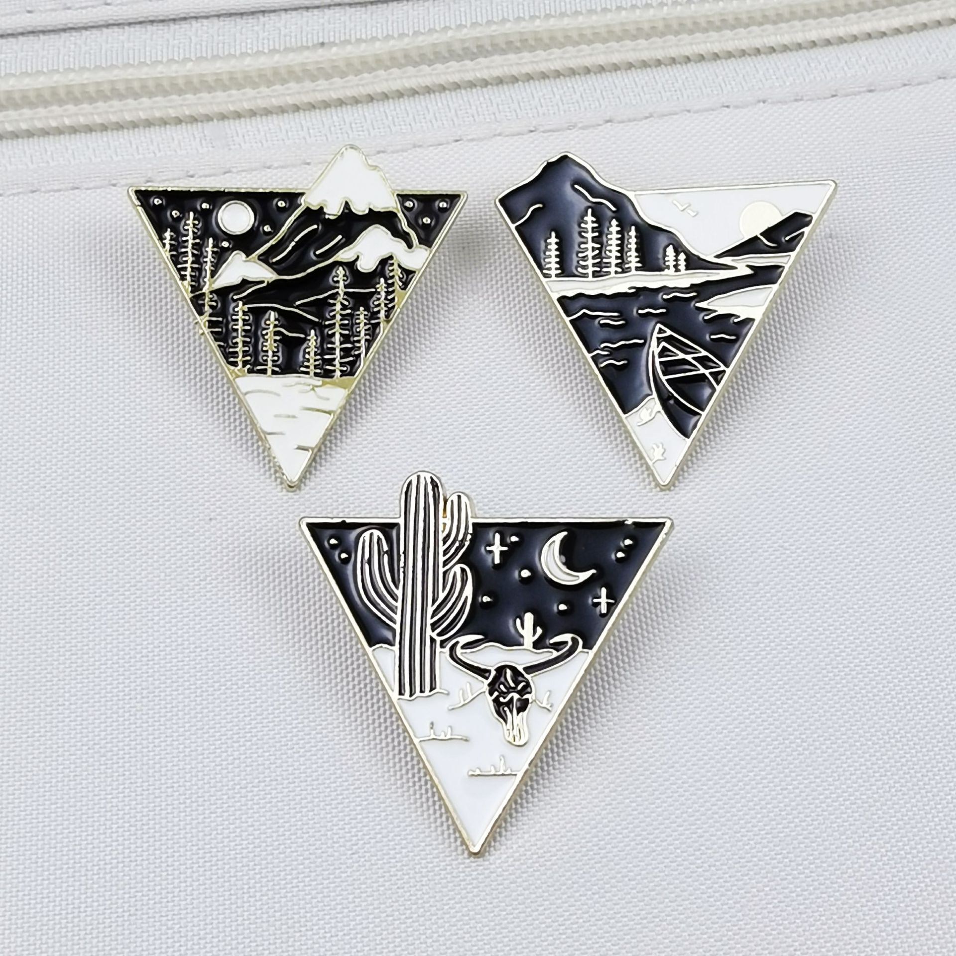 Creativo Xingyue Mountain River Plant Broche Triángulo Geometría Aleación Pin decorativo Medalla Accesorios de vestir Punto transfronterizo