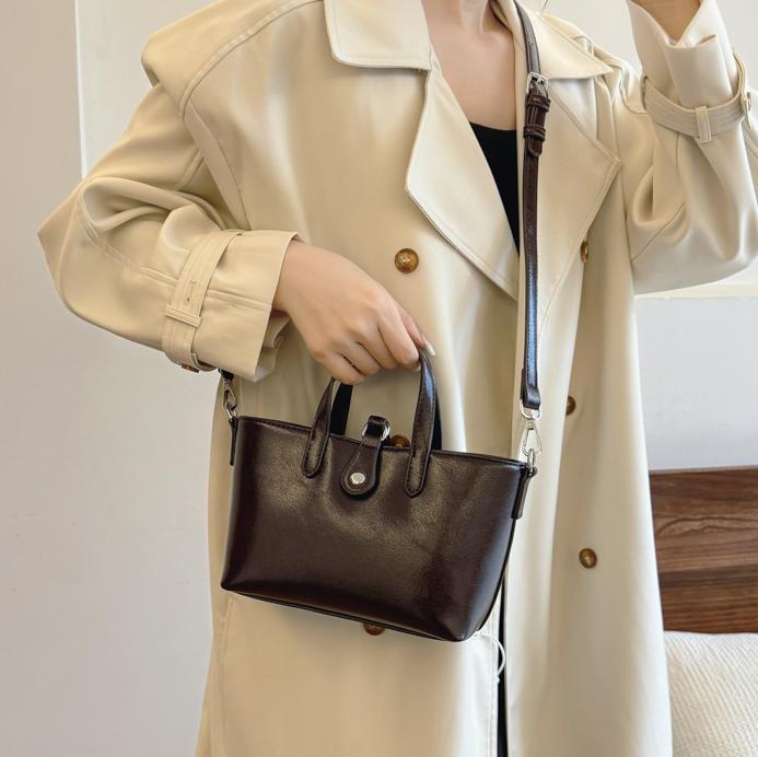 Bolsa de cubo de cera de mano coreana para mujeres 2024 nueva moda de bolso de hombro universal nicho de alto nivel bolso de mochila