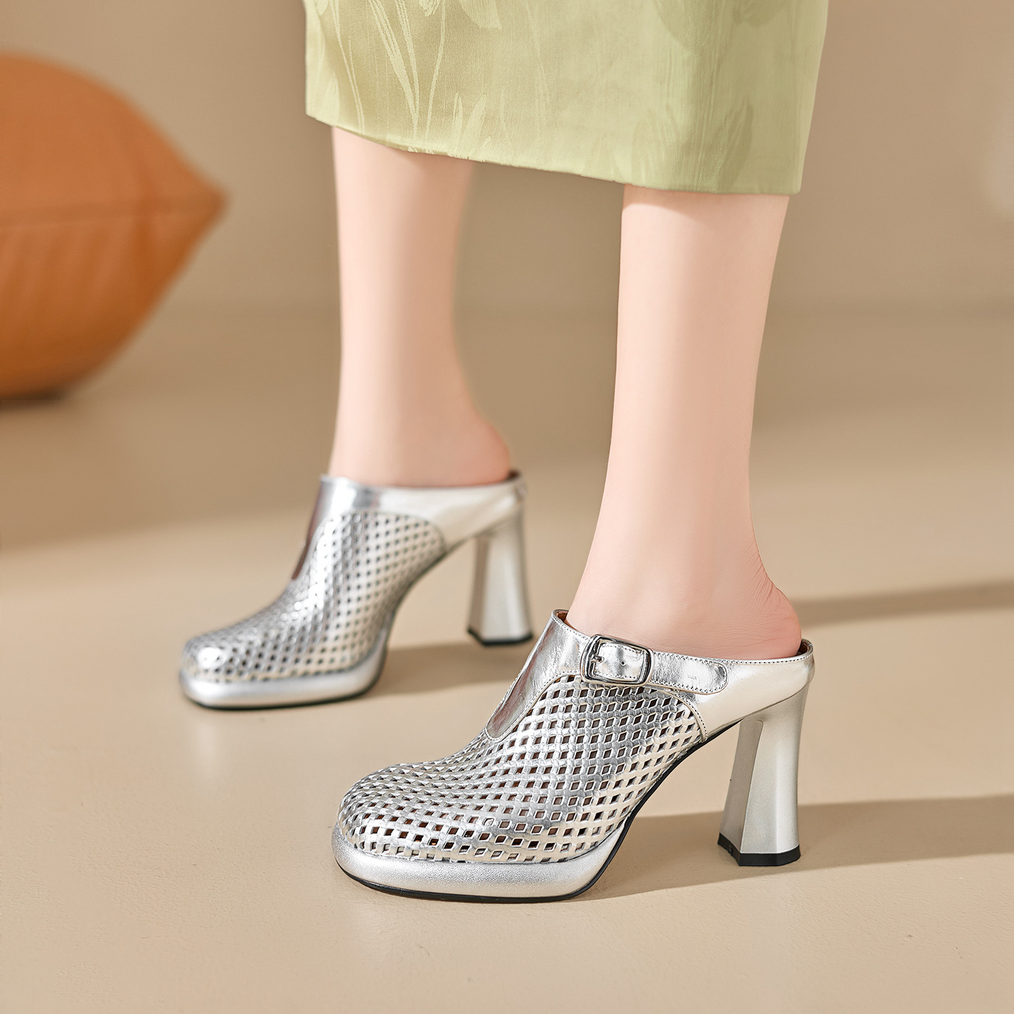Sandal cao gót nữ mũi tròn đục lỗ, đế dày 8,5 cm, phong cách Âu Mỹ — màu vàng
