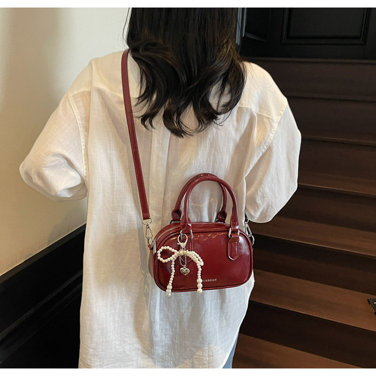 A fashionable Korean-style small square bag for women in the summer of 2025, featuring a simple and retro single-shoulder, crossbody and hand-held pillow bag undefined