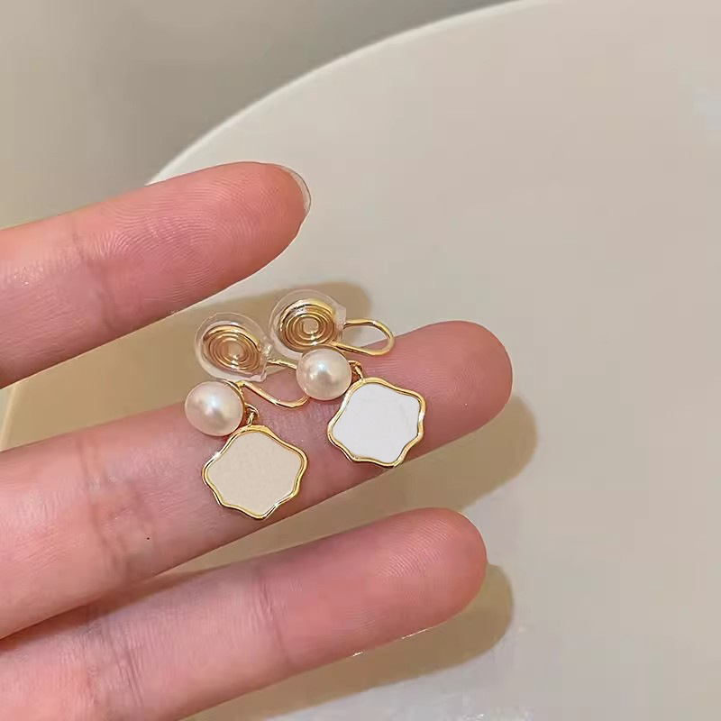 Retro earrings from pearl