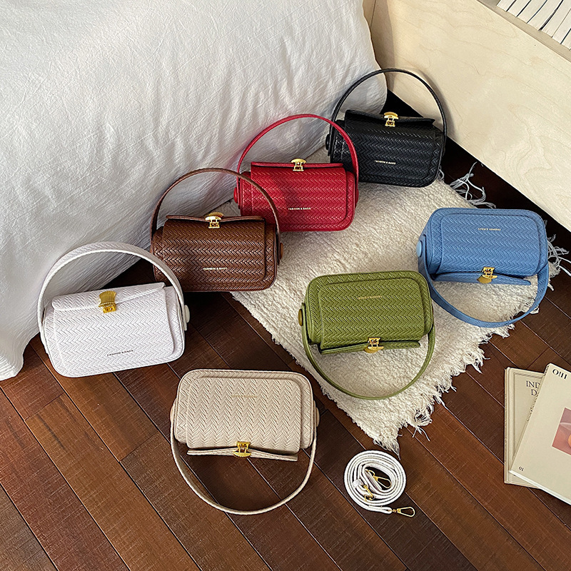 Simple New Style High-End Shoulder Bag for Daily Commuting, Versatile and Stylish Large-Capacity Handbag, Comfortable and Fashionable Crossbody Bag Simple New Style High-End Shoulder Bag for Daily Commuting, Versatile and Stylish Large-Capacity Handbag, Comfortable and Fashionable Crossbody Bag