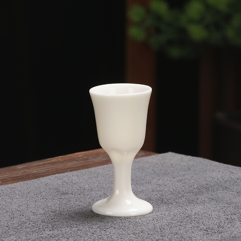 陶磁器の高足杯の白酒の一口の強い杯の青磁のロゴの花の面は贈り物のホテルの酒器の日用品を印刷します。|undefined