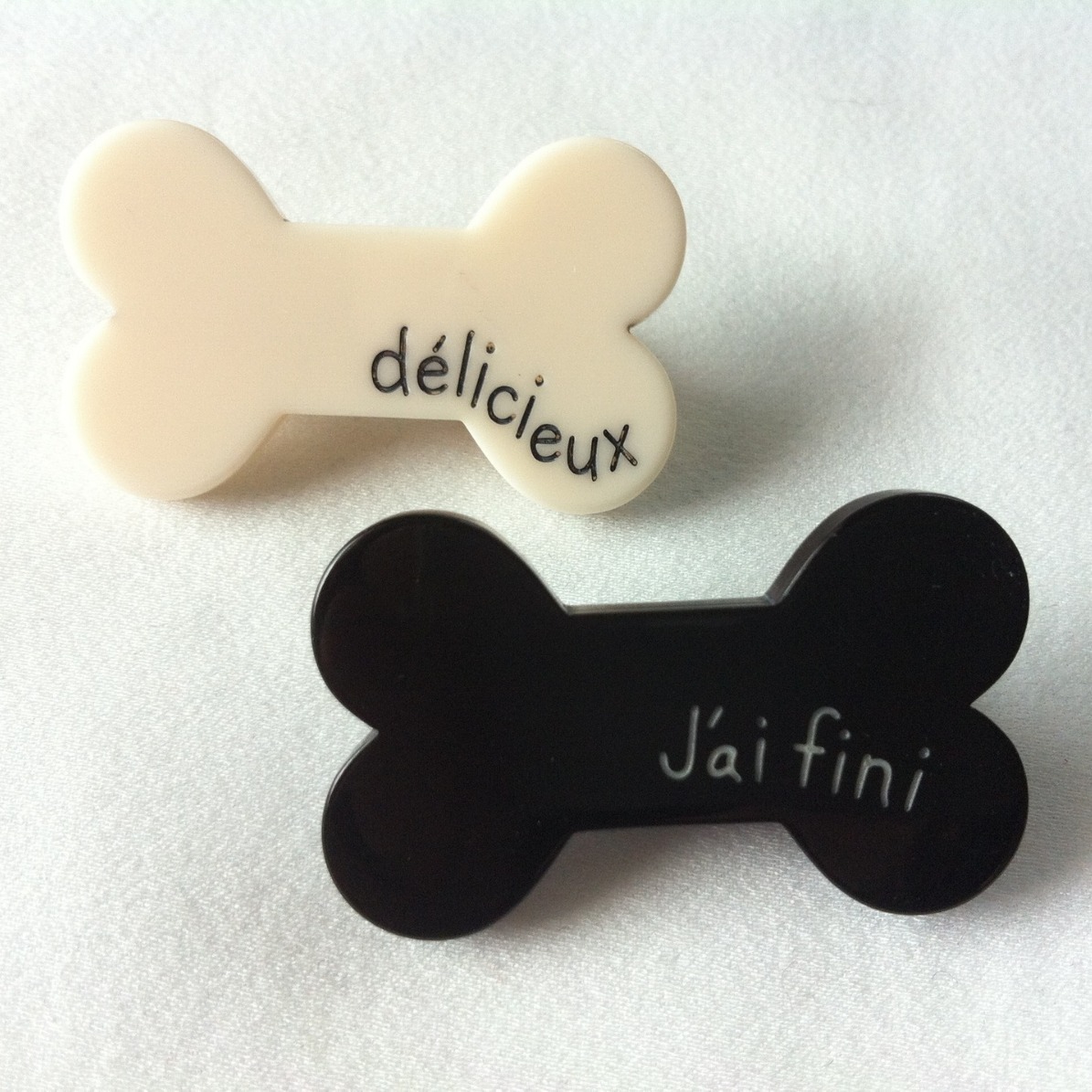 供应狗骨头型树脂胸针  别针 可爱卡通装饰纽扣