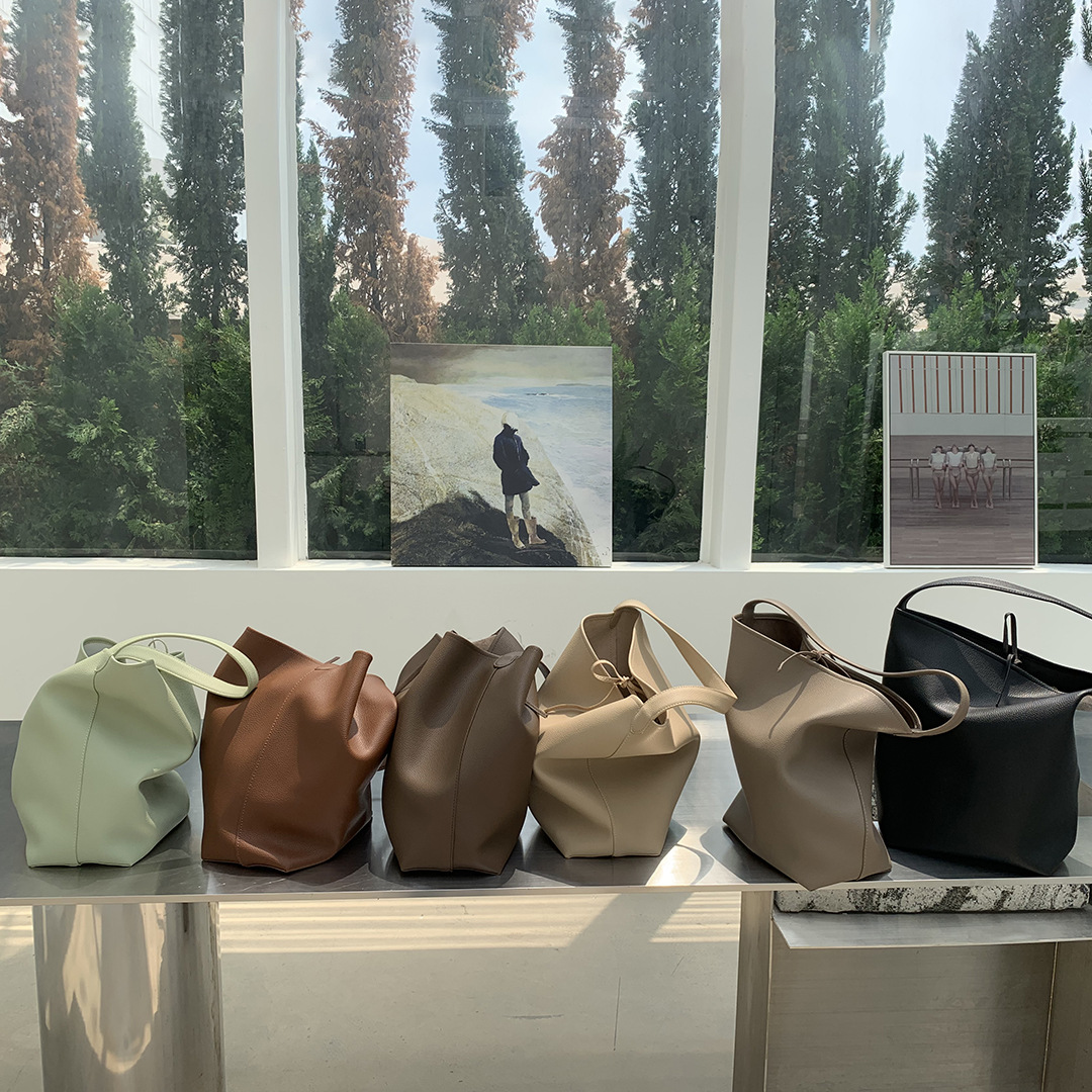 広州の女性バッグ工場のレトロでシンプルなショルダーバッグの大容量のバケツの脇の下にpuのファッションの子供の母のバッグのファッションの現物を包みます。