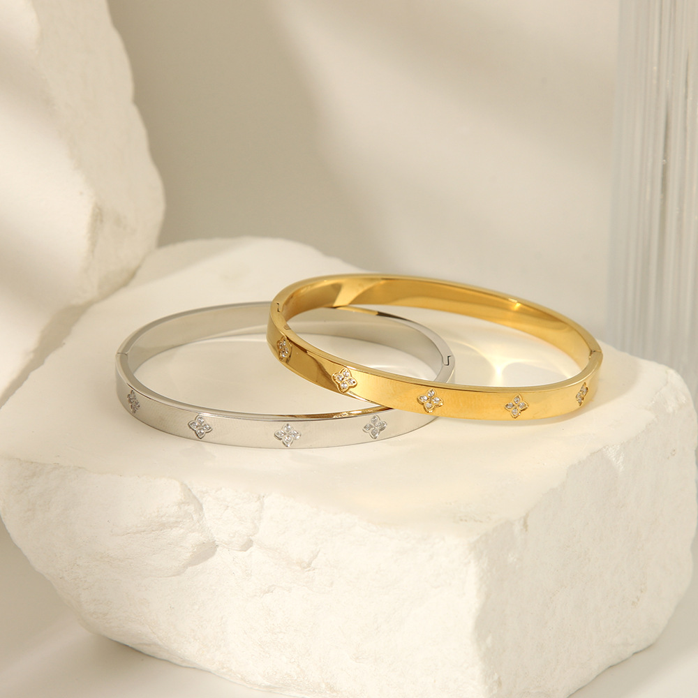 Ins estilo explosivo CNC diamante brillante flor de cuatro hojas flor de la suerte moda todo fósforo hebilla pulsera hecha a mano luz de lujo