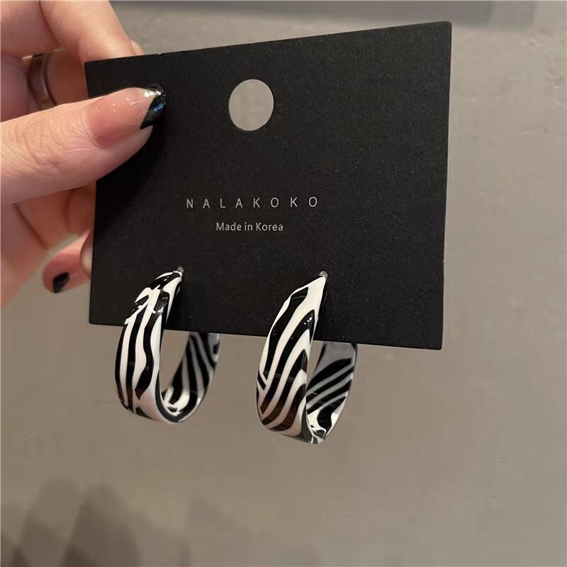 1 Pair Simple Style C Shape Zebra Plating Acetic Acid Sheets Ear Studs display picture 3
