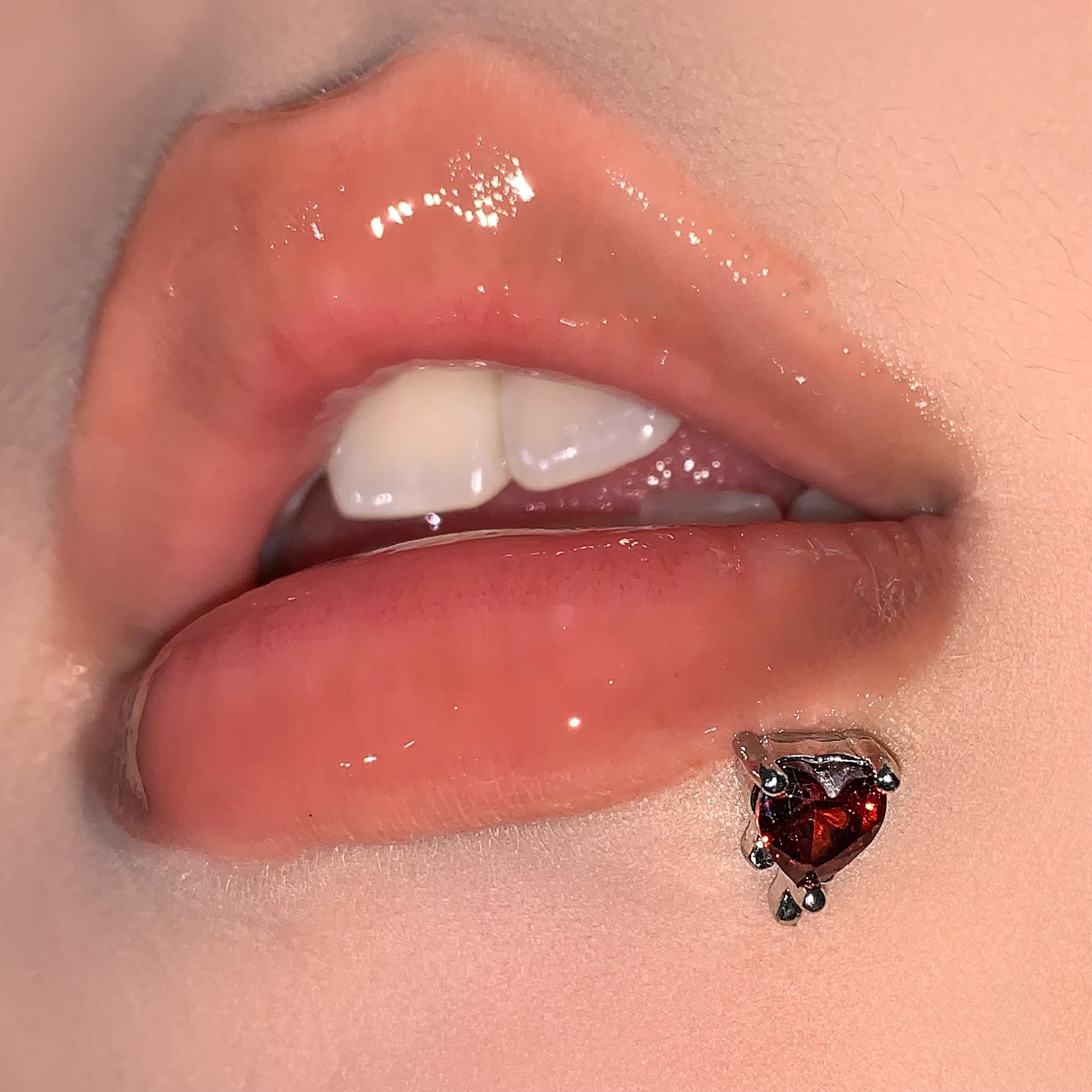 16G labret stud size and finish detail