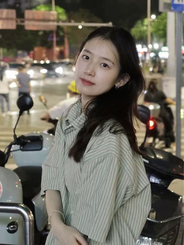 ストライプの半袖のシャツの女子学生の夏の日本のファッションのブランドのゆったりしたレトロな重ね着のカジュアルな工装の刺繍のシャツのファッション