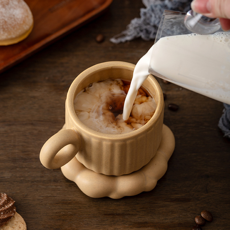 Taza de café de alto valor francesa de estilo europeo, diseño de lujo ligero, combinación de tazas y platillos para el hogar, personalidad de alta calidad, taza de té de la tarde