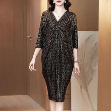 三宅褶皱大码女装高档胖mm宽松显瘦亮丝V领蝙蝠袖洋气褶皱连衣裙