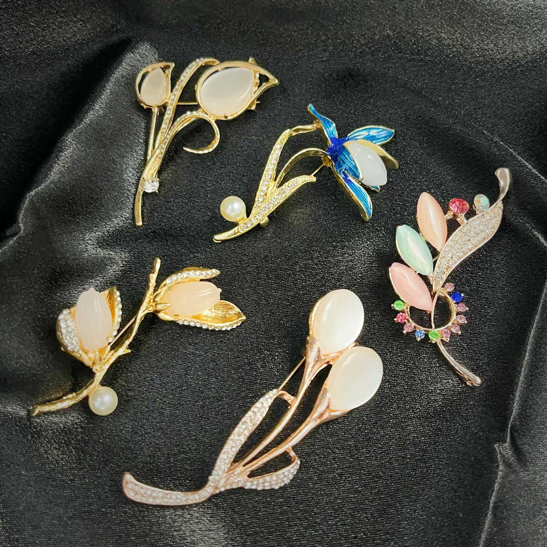 Imitation Hetian Jade Magnolia Brooch, High-End Women's Pearl Pin, Elegant Brooch, New Style Suit Clothing Accessory, Flower