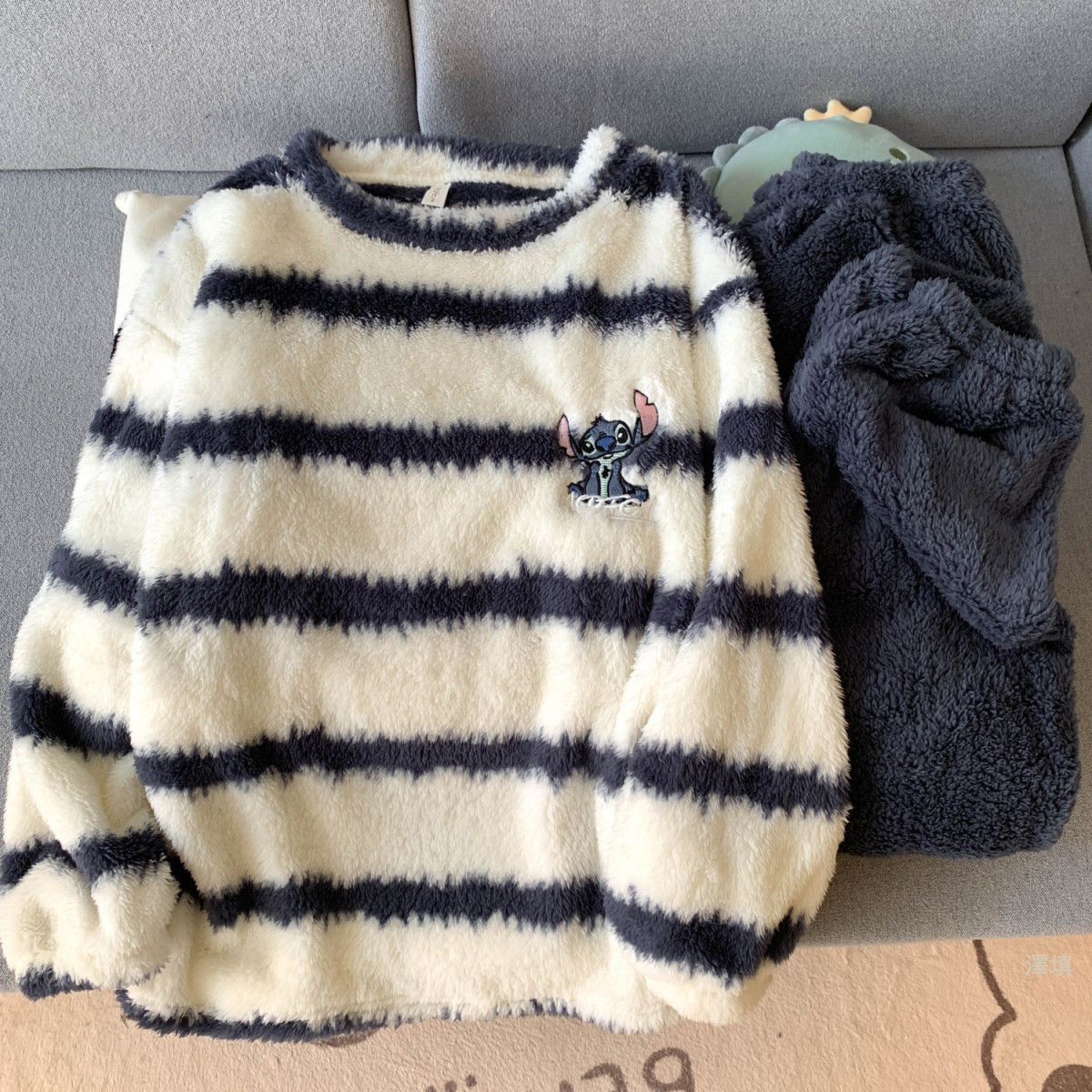 Fábrica al por mayor otoño y invierno nuevo estilo de rayas simple pijama de cuello redondo más terciopelo grueso coral terciopelo franela ropa doméstica