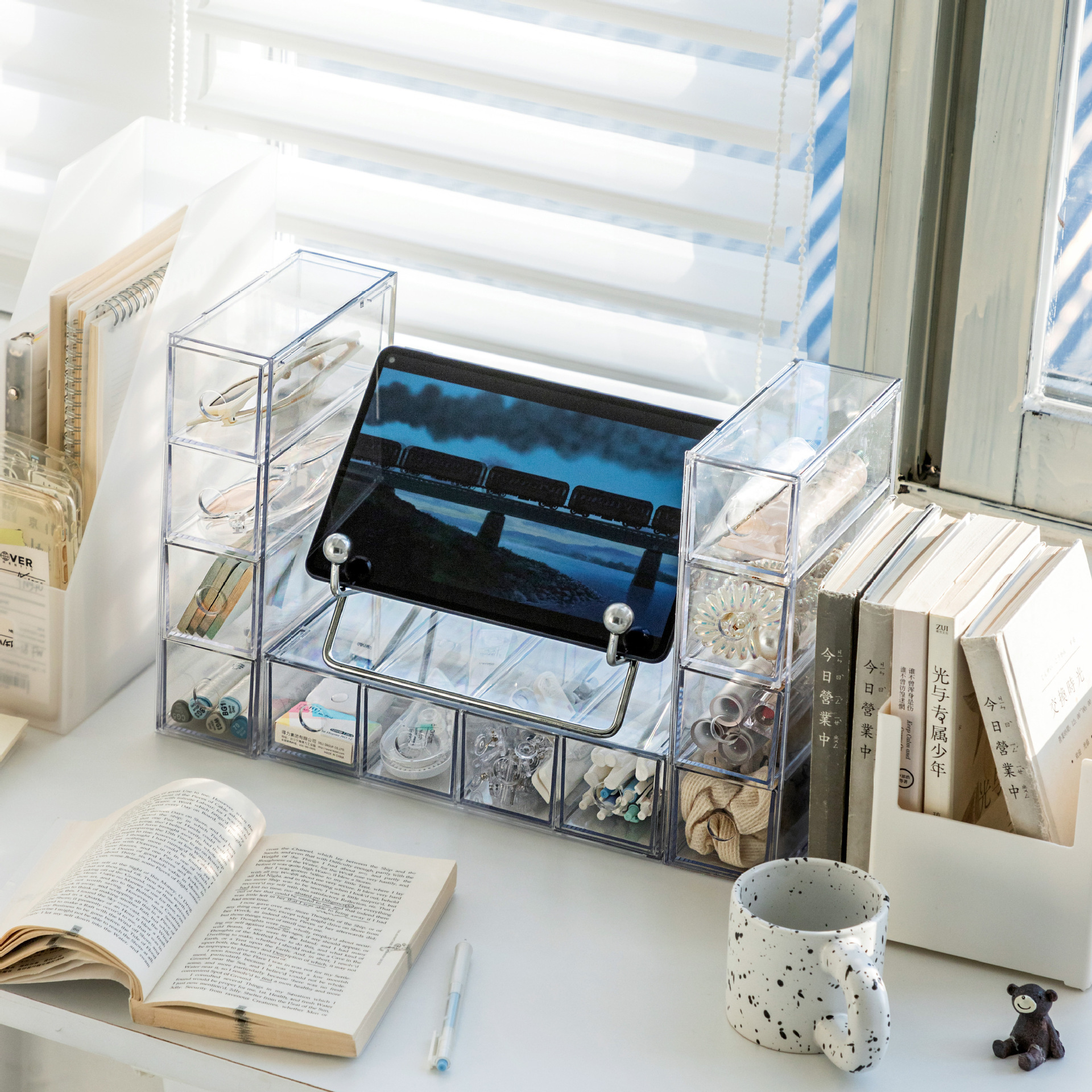 El escritorio de la Caja de cajón transparente de cuatro casillas en stock es simple, la Caja de almacenamiento se lanza diariamente con pequeñas muestras de gafas de sol y cajas de acabado a prueba de polvo.