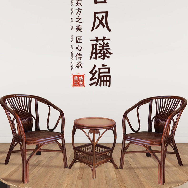 밤색 의자 2개와 테이블 1개