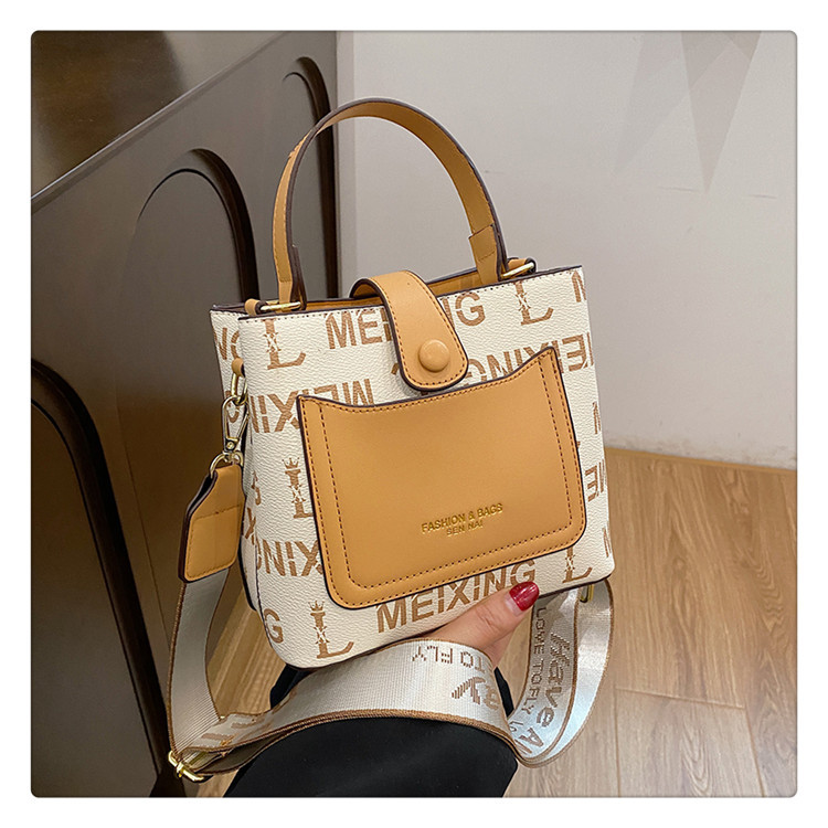 2023 Autumn New Live Broadcast Good Large Capacity Women's Single Shoulder Crossbody Bag Letter Retro Wide Shoulder Strap Bag for Women_voghion.com