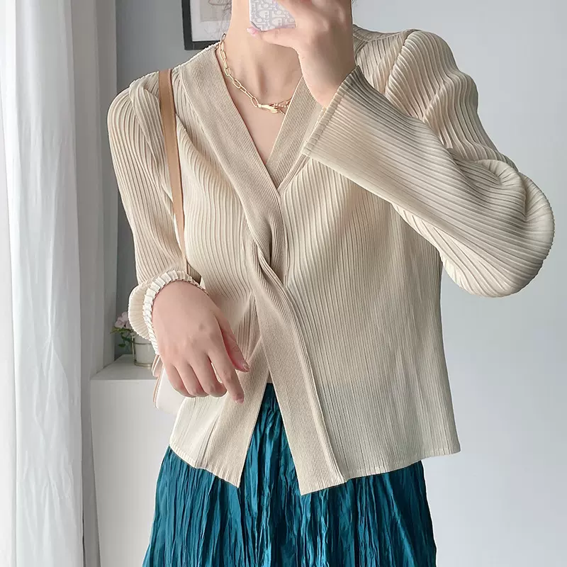 设计感小众褶皱上衣女装秋季三宅衣服v领修身百搭长袖t恤女打底衫