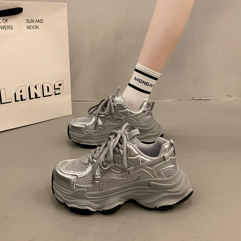 Zapatos de deporte transpirables de malla para mujeres 2024 nuevos zapatos plateados delgados zapatos para mujeres zapatos de carrera casuales para mujeres