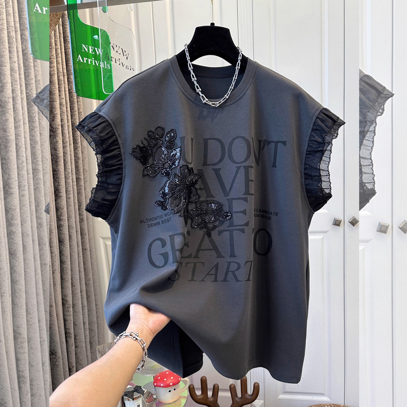 Designed with a Sense of Style, the T-Shirt Features Embroidered Three-Dimensional Floral Letters and Floral Sleeves, Making It Slimming and Suitable for Plus Sizes. It Has a Round Neck, Casual and Elegant Style, Versatile and Age-Reducing, Perfect for Women