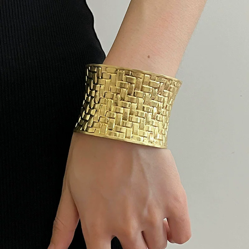 Retro metal woven design glossy crooked women's bracelet, European style, light luxury style, trend of season