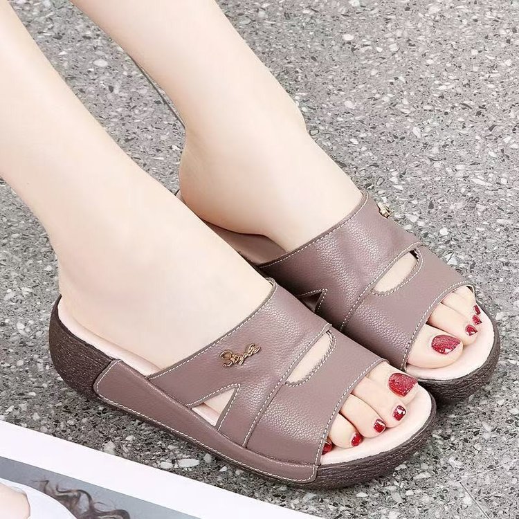 Nuevas zapatillas de verano para mujeres 06 nuevo cuero suave de fondo grueso aumento de altura de fondo suave madre boca de pez zapatillas