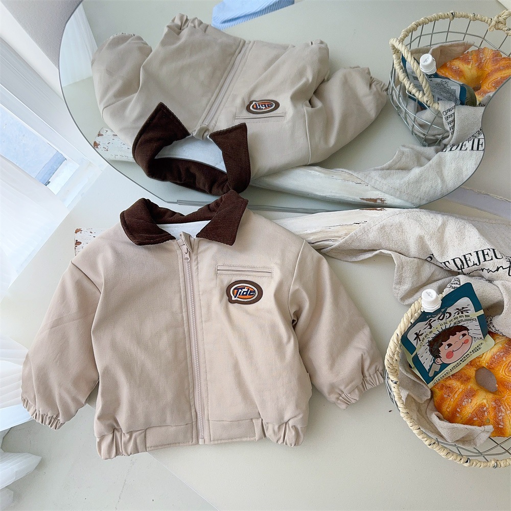 Chaqueta de niño ropa de otoño e invierno 2024 nuevos niños guapos traje retro estilo de Hong Kong chaqueta gruesa acolchada para bebé