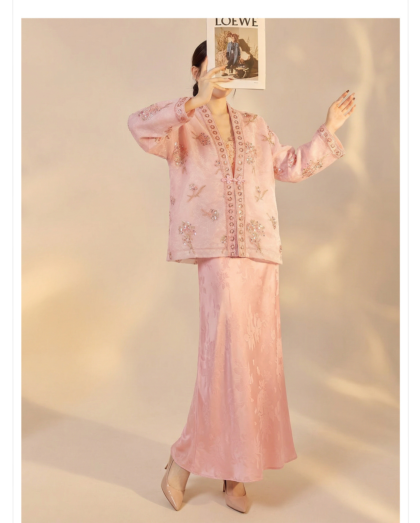 Bộ áo khoác thêu jacquard kết hợp đầm dây lụa phong cách Tân Trung thức — bộ đồ, đầm dây, Áo khoác màu hồng chi tiết 14
