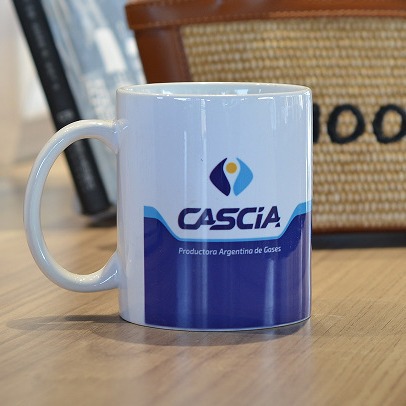 Fabricante de tazas de cerámica negra venta directa personalizada hueso porcelana se puede imprimir patrón de regalo de Navidad taza publicitaria