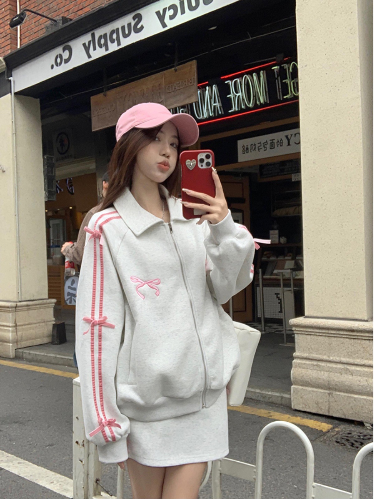 デザイン感のある蝶結びの長袖の上着の女性の春と秋の新型の襟の刺繍のゆったりしている大衆の上着のファッション