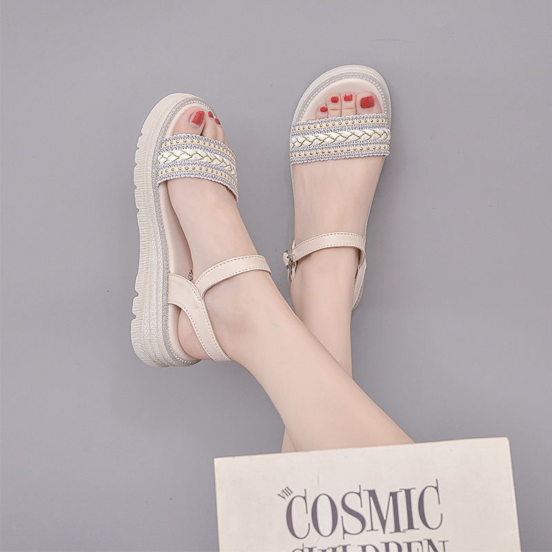 大码女凉鞋41一43夏季2025新款胖脚宽肥脚休闲平底小码女鞋313233