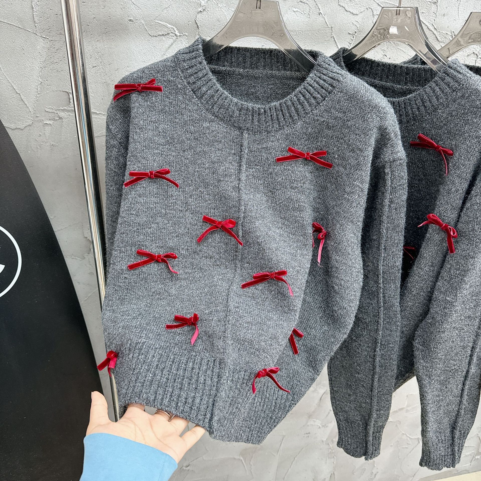 한국 그레이 크루 넥 긴 소매 디자이너 틈새 레트로 달콤한 콘트라스트 컬러 활 스웨터 2024 년 가을