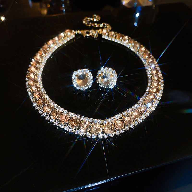 Europeo y americano de la industria pesada diamante incrustado redondo geométrico stud pendientes collar traje elegante de alto grado de la cadena de clavícula luz de lujo todo partido de la joyería