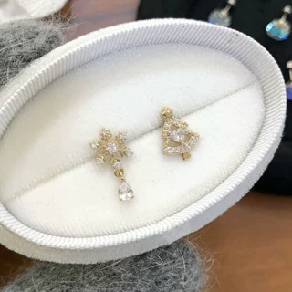 316L钛钢耳钉浅咖金闪耀精致爱心圣诞树耳骨钉雪花水滴吊坠耳饰