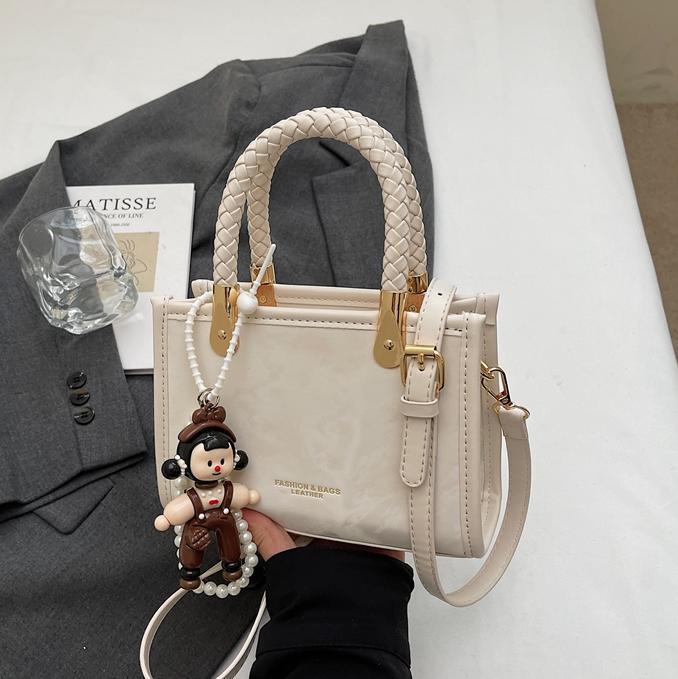 Bolso cuadrado pequeño de mano popular transfronterizo para mujer 2025 nuevo bolso de hombro casual simple bolso de mensajero de moda de alta gama