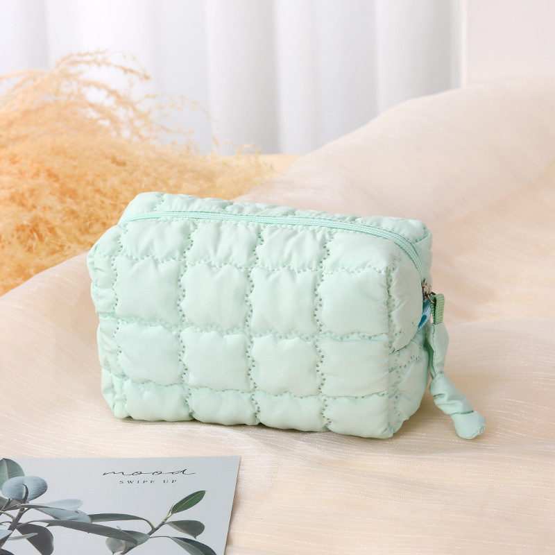 Nueva bolsa de cosméticos octogonal de otoño e invierno para mujer, bolsa de almacenamiento con relleno de plumón portátil portátil de alta gama