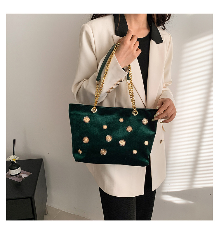 High-end and personalized hardware single-shoulder bag for women, new autumn 2024 collection, velvet chain handbag, stylish tote bag undefined