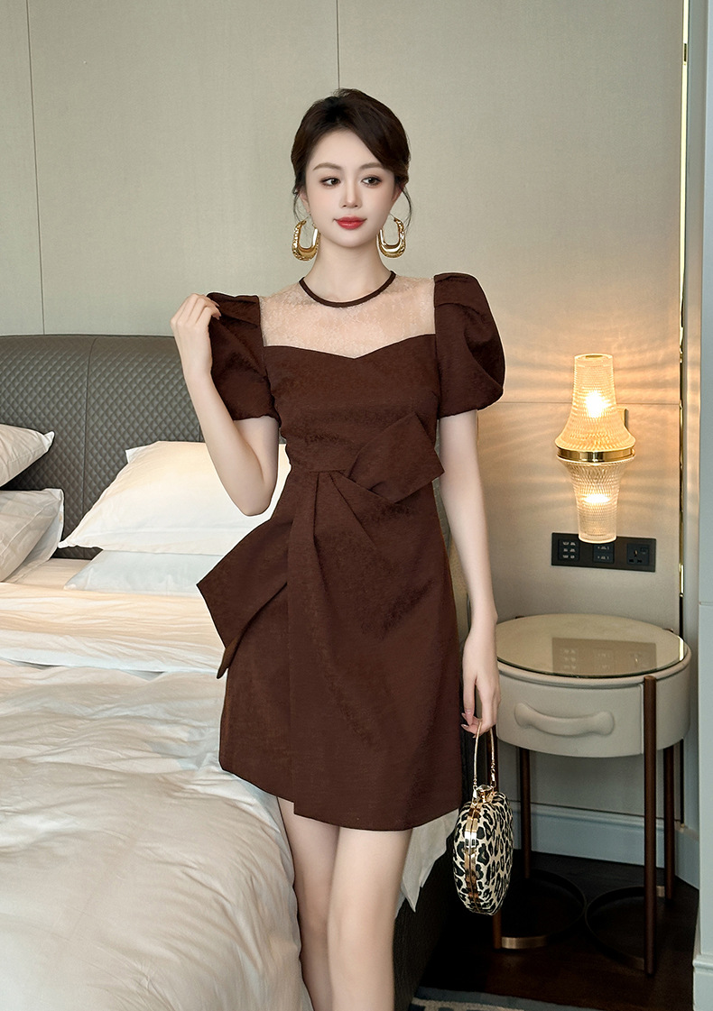 Đầm nữ kiểu Pháp cổ tròn tay phồng thắt nơ eo viền bèo — Màu Hạt Dẻ xào đường chi tiết 5
